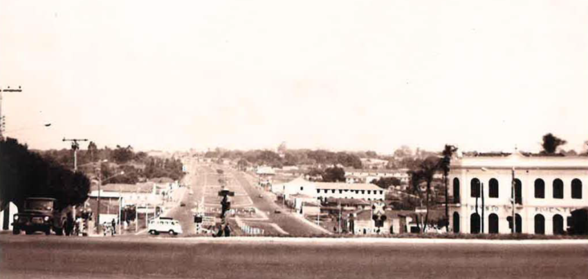 Avenida Afonso Pena - À direita prédio da Pensão Pimentel atual Morada dos Baís.