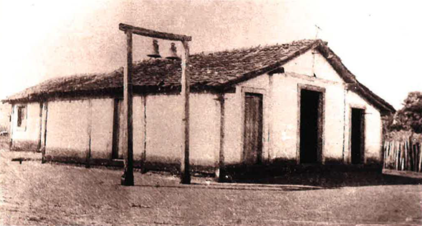 Capelinha de Santo Antônio - 1ª igreja do povoado, erguida pelos fundadores na Rua 15 de Novembro esquina com Avenida Calógeras.