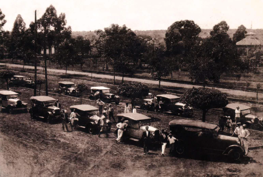 Carros conhecidos como Fordinhos - Década de 1920 - Em frente ao Jardim Municipal atual Praça Dr Ari Coelho.