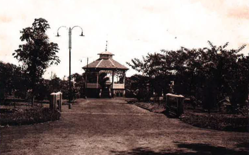 Coreto (de 1929) do Jardim Municipal (atual Praça Dr. Ari Coelho) deu lugar à Fonte Luminosa em 1957.