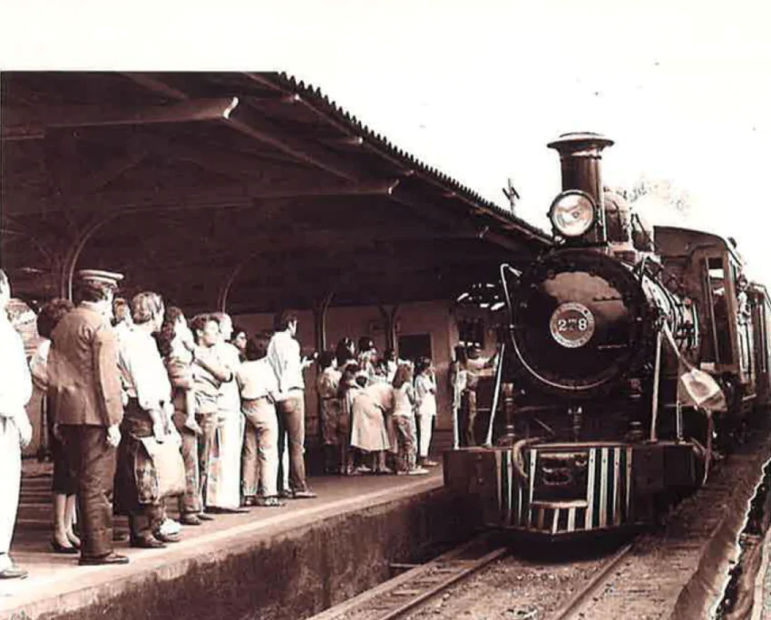 Plataforma de embarque e desembarque da Estação Ferroviária da Noroeste do Brasil