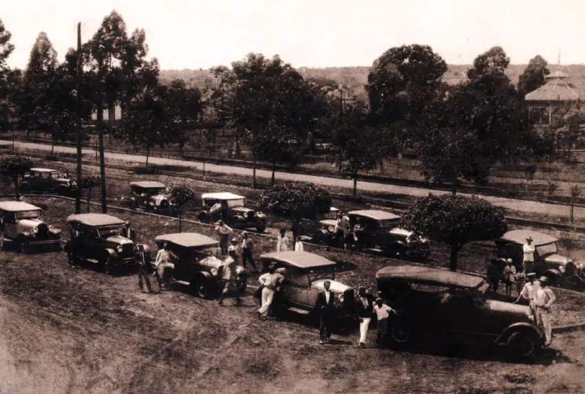 Carros conhecidos como Fordinhos Década de 1920 Em frente ao Jardim Municipal atual Praça Dr Ari Coelho