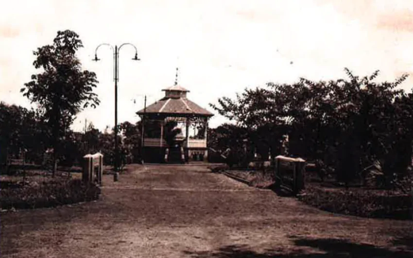 Coreto de 1929 do Jardim Municipal atual Praca Dr. Ari Coelho deu lugar a Fonte Luminosa em 1957