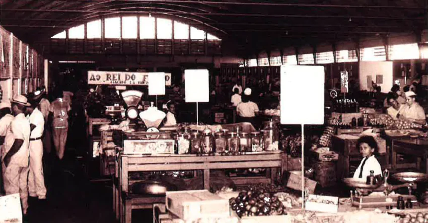 Mercadão Municipal Antônio Valente inaugurado em 1958 - Vista parcial interna com bancas de produtos alimentícios
