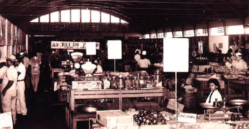 Mercadão Municipal Antônio Valente inaugurado em 1958 - Vista parcial interna com bancas de produtos alimentícios.