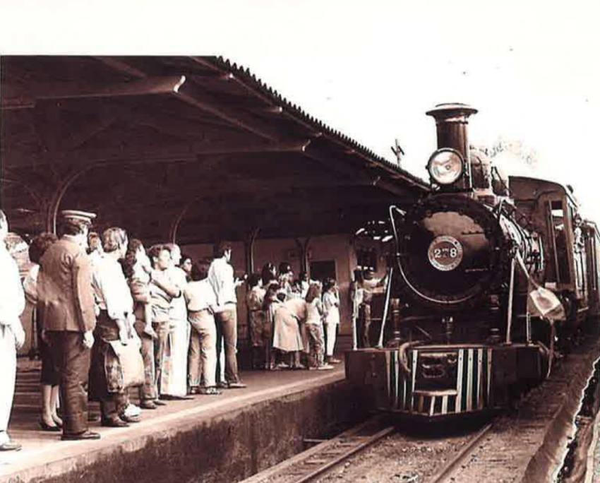 Plataforma de embarque e desembarque da Estação Ferroviária de Campo Grande da Noroeste do Brasil.