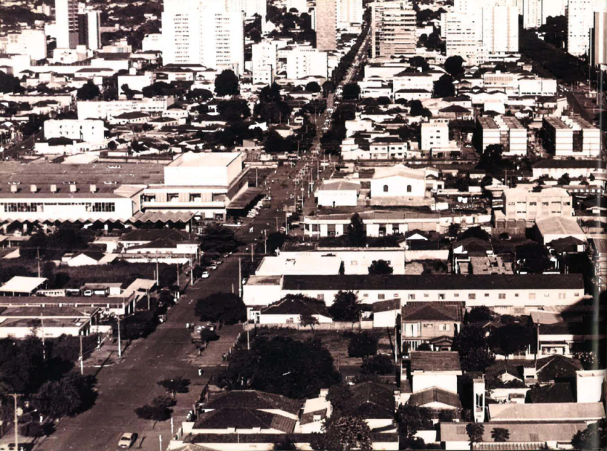 Vista parcial de Campo Grande - À esquerda prédio do antigo Terminal Rodoviário em 1982.